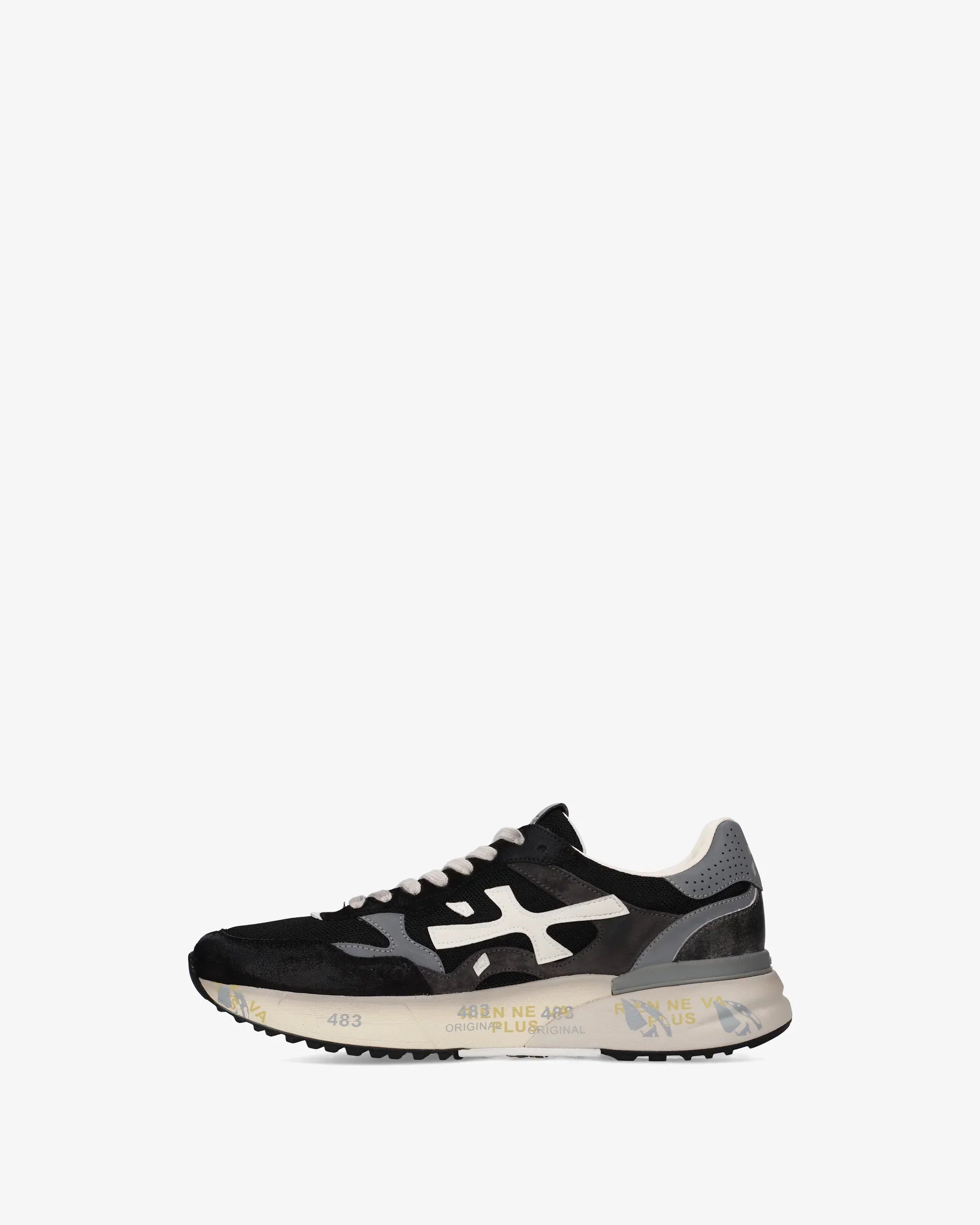 Sneaker uomo nera con dettagli bianchi e grigi, suola chunky con scritte, stile casual