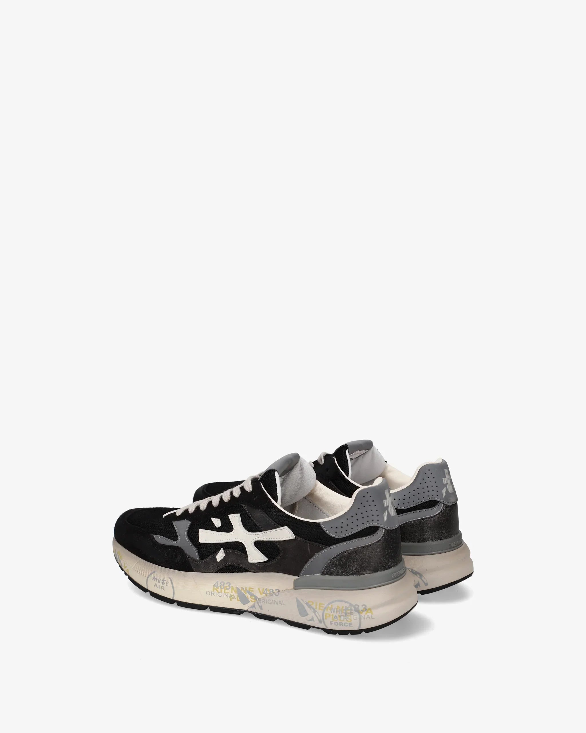 Sneakers uomo nere e grigie con suola chiara e dettagli vintage, moda casual elegante