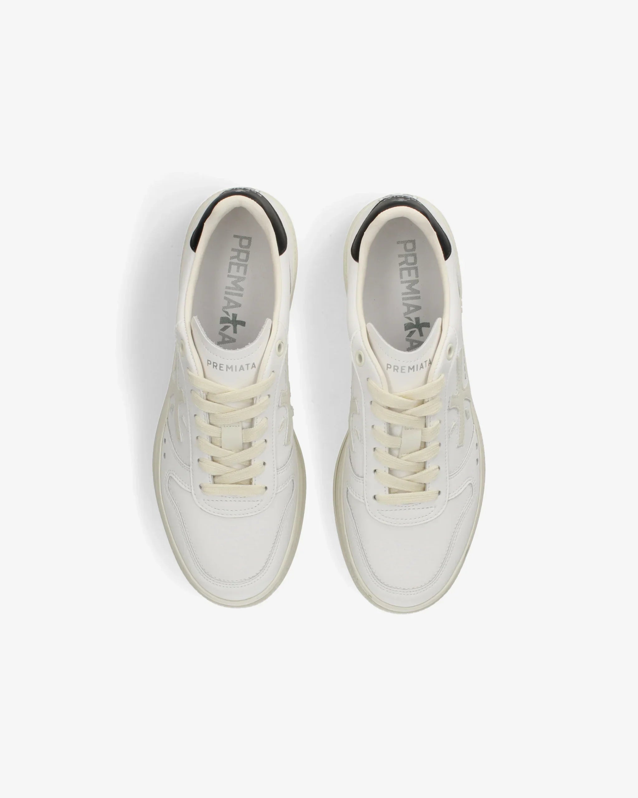 Sneakers uomo bianche Premiata in pelle viste dall'alto, design minimalista e moderno
