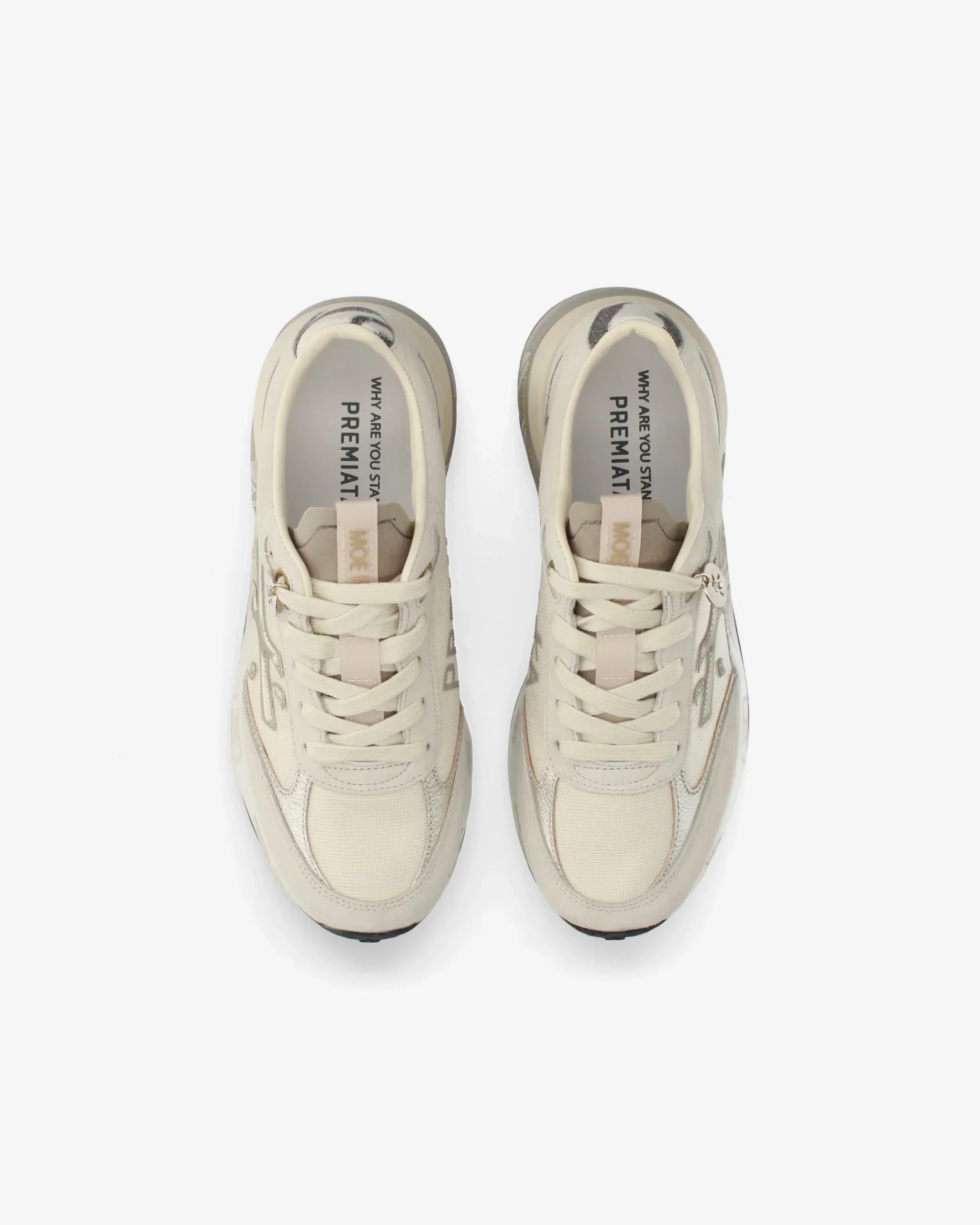 Sneakers beige uomo Premiata viste dall'alto, stile casual, scritta interna visibile