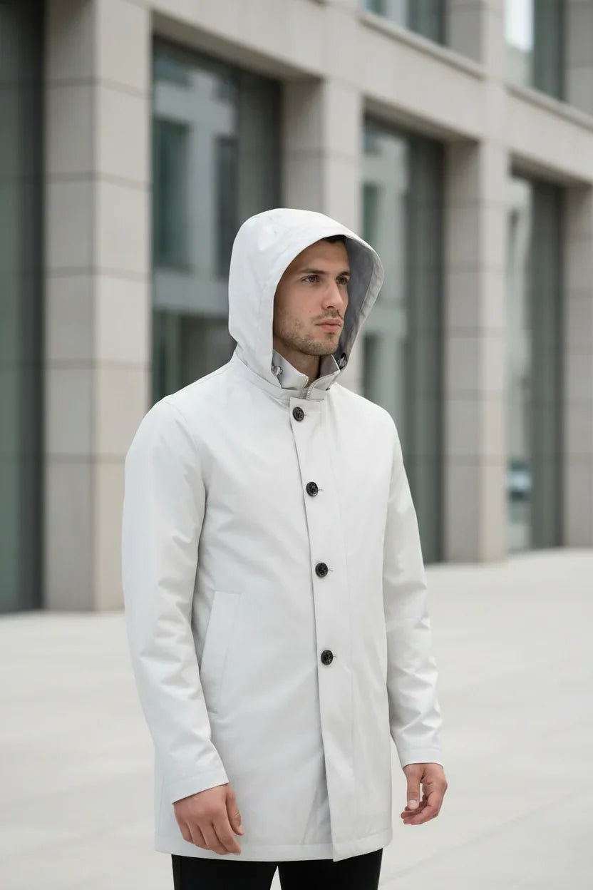 Uomo con parka bianco elegante con cappuccio, outfit moda uomo outdoor
