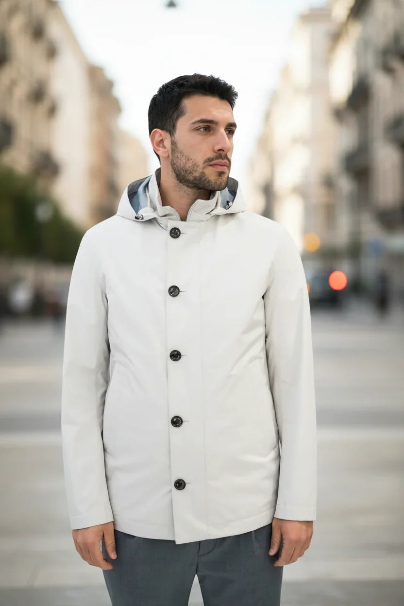 Uomo con giacca impermeabile bianca elegante, moda uomo in città, abbigliamento Made in Italy