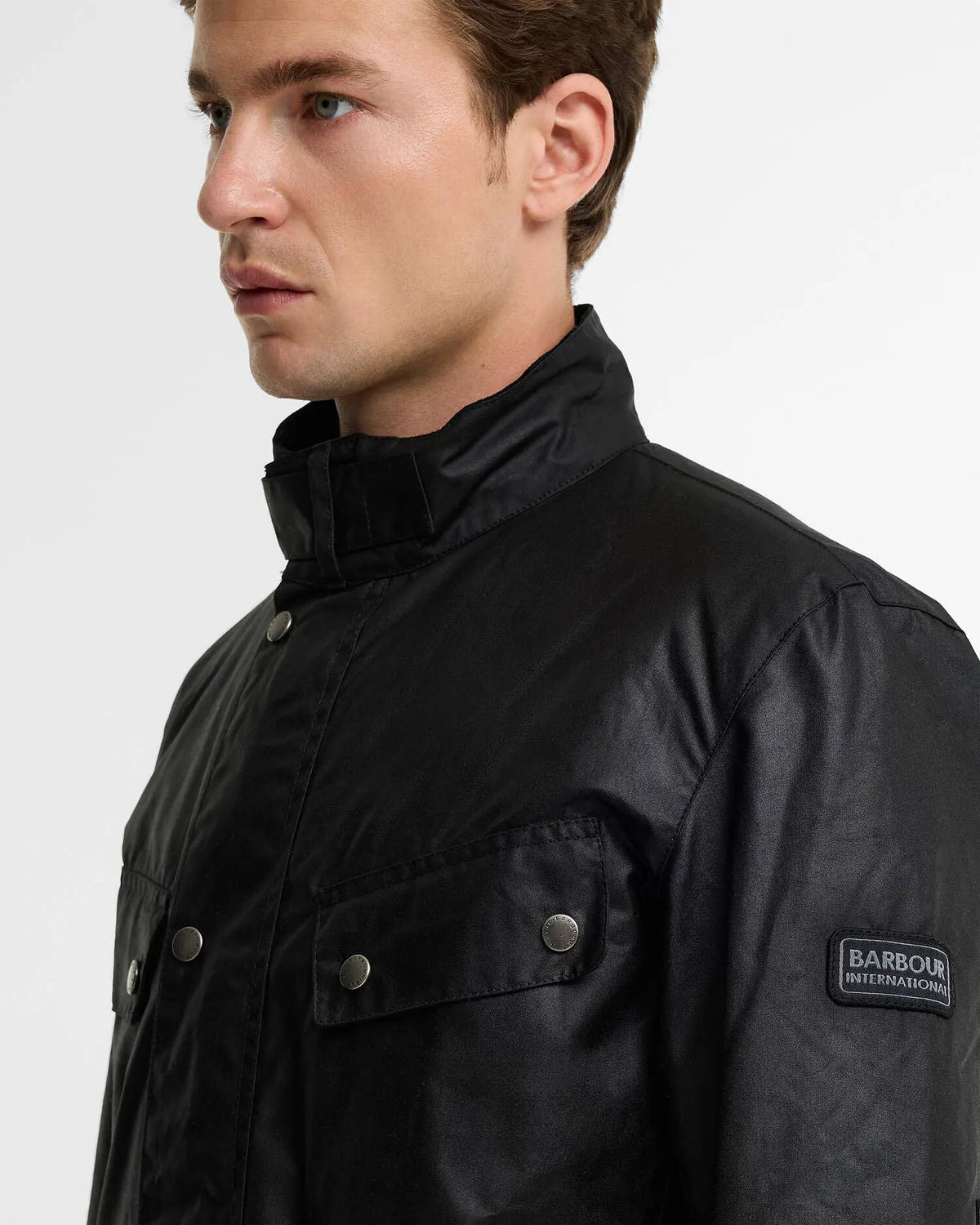 Giacca cerata Barbour International Duke nera - Dettaglio colletto e tasche