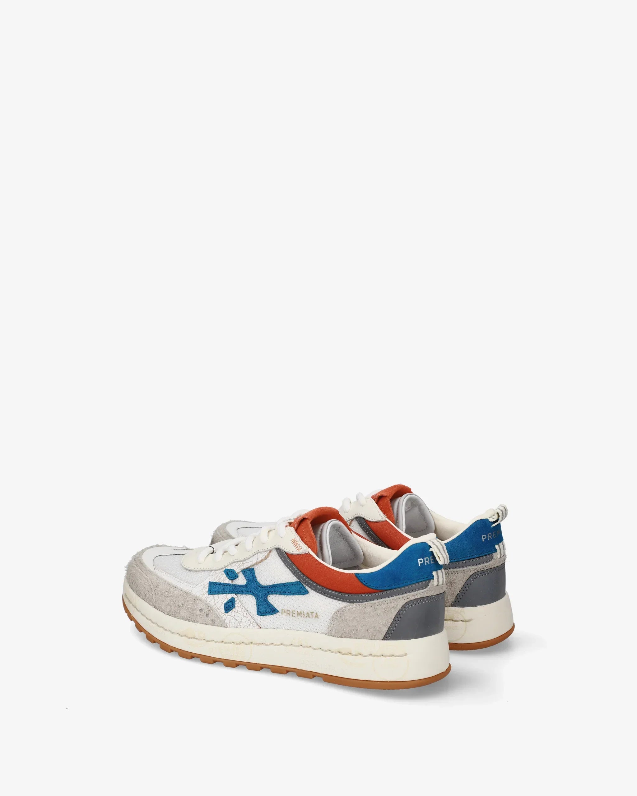 Sneakers uomo in suede beige e tessuto bianco con dettagli blu e arancioni, suola alta