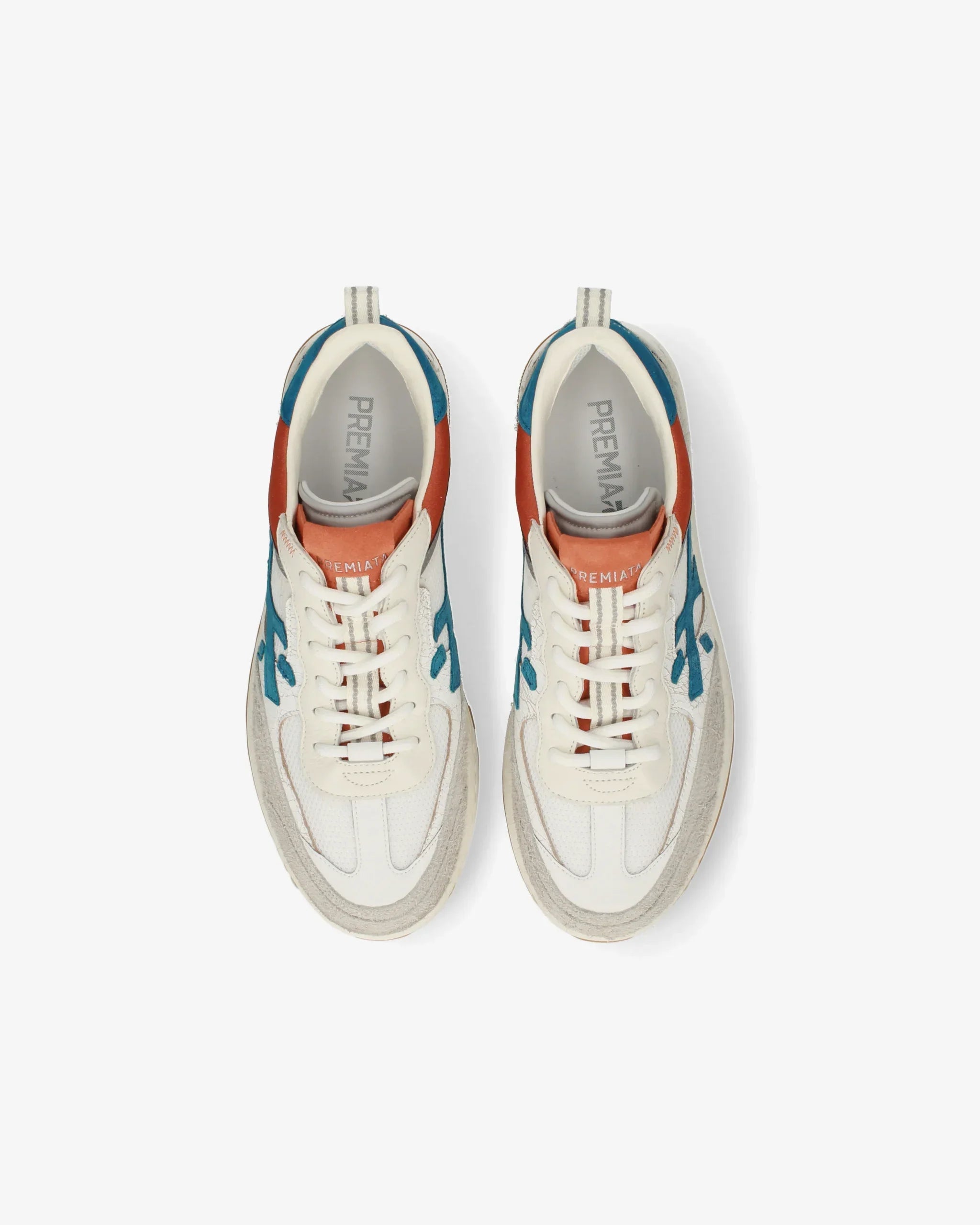 Sneakers uomo bianche con dettagli blu e arancioni, stile moderno, vista dall'alto