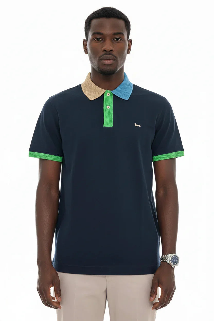 Polo uomo blu navy con colletto a contrasto beige e azzurro, dettagli verdi, logo ricamato.