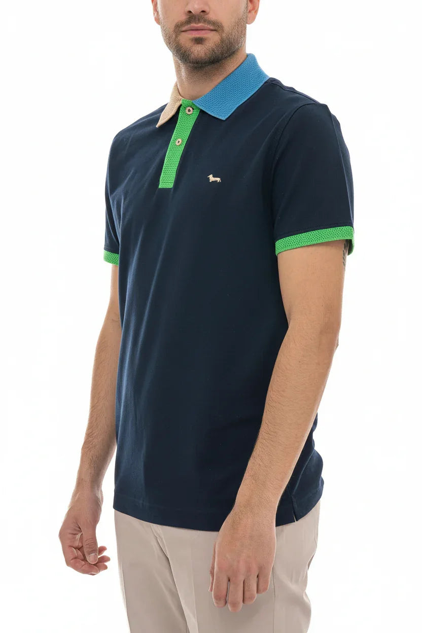 Polo uomo blu con colletto azzurro e beige, dettagli verdi, logo cane ricamato, stile casual