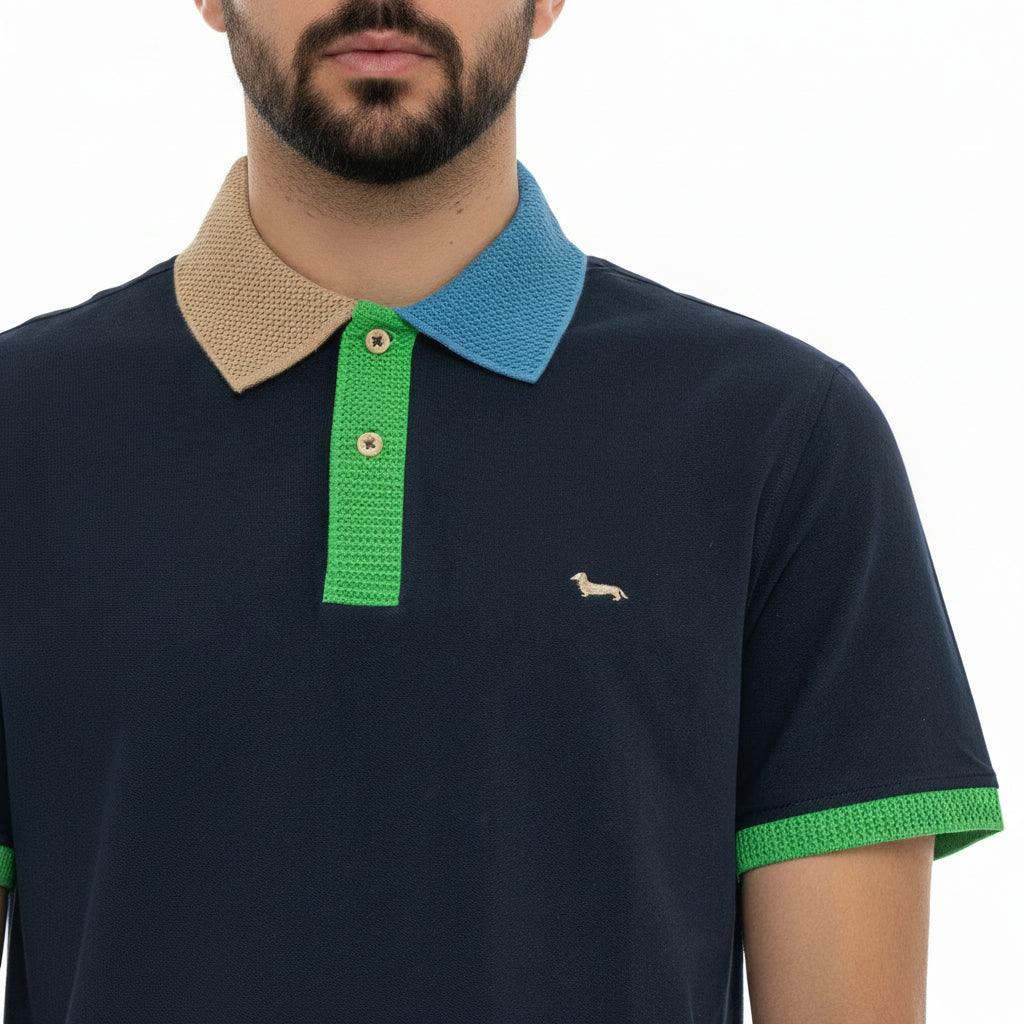 Polo uomo blu con collo bicolore beige e azzurro, dettagli verdi e logo ricamato sul petto