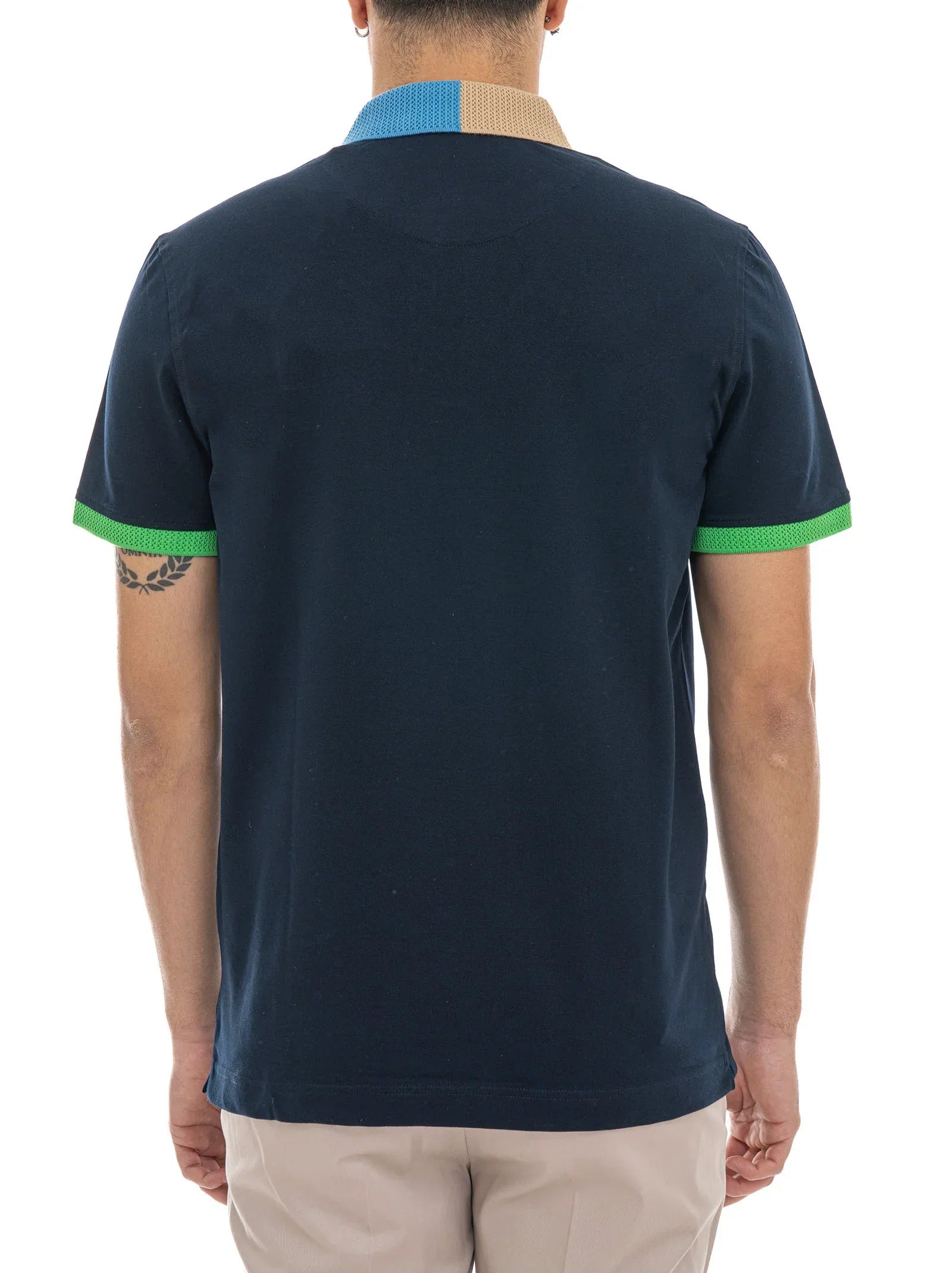 Polo uomo blu manica corta con collo a blocchi di colore e bordo manica verde, vista retro