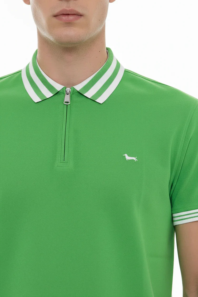 Polo uomo verde con zip, colletto a righe bianche e logo cane ricamato sul petto