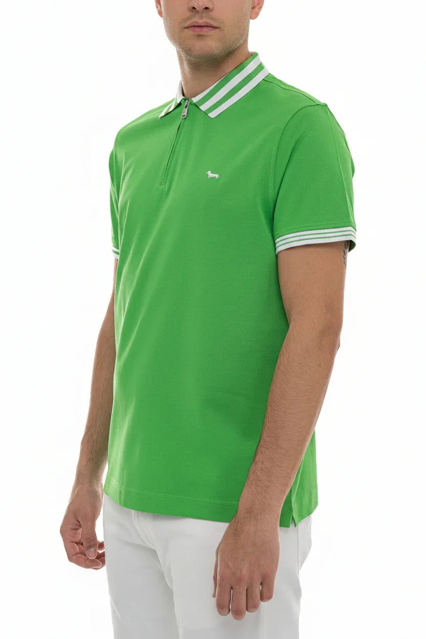 Polo uomo verde con colletto e maniche a righe bianche, dettaglio logo ricamato, look casual elegante.