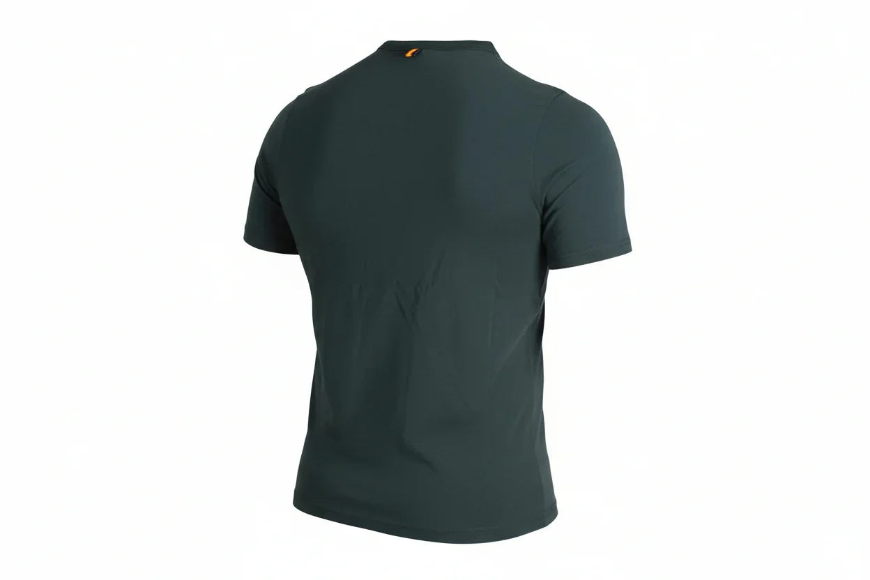 Maglietta uomo verde scuro a maniche corte vista retro, tessuto tecnico, abbigliamento casual