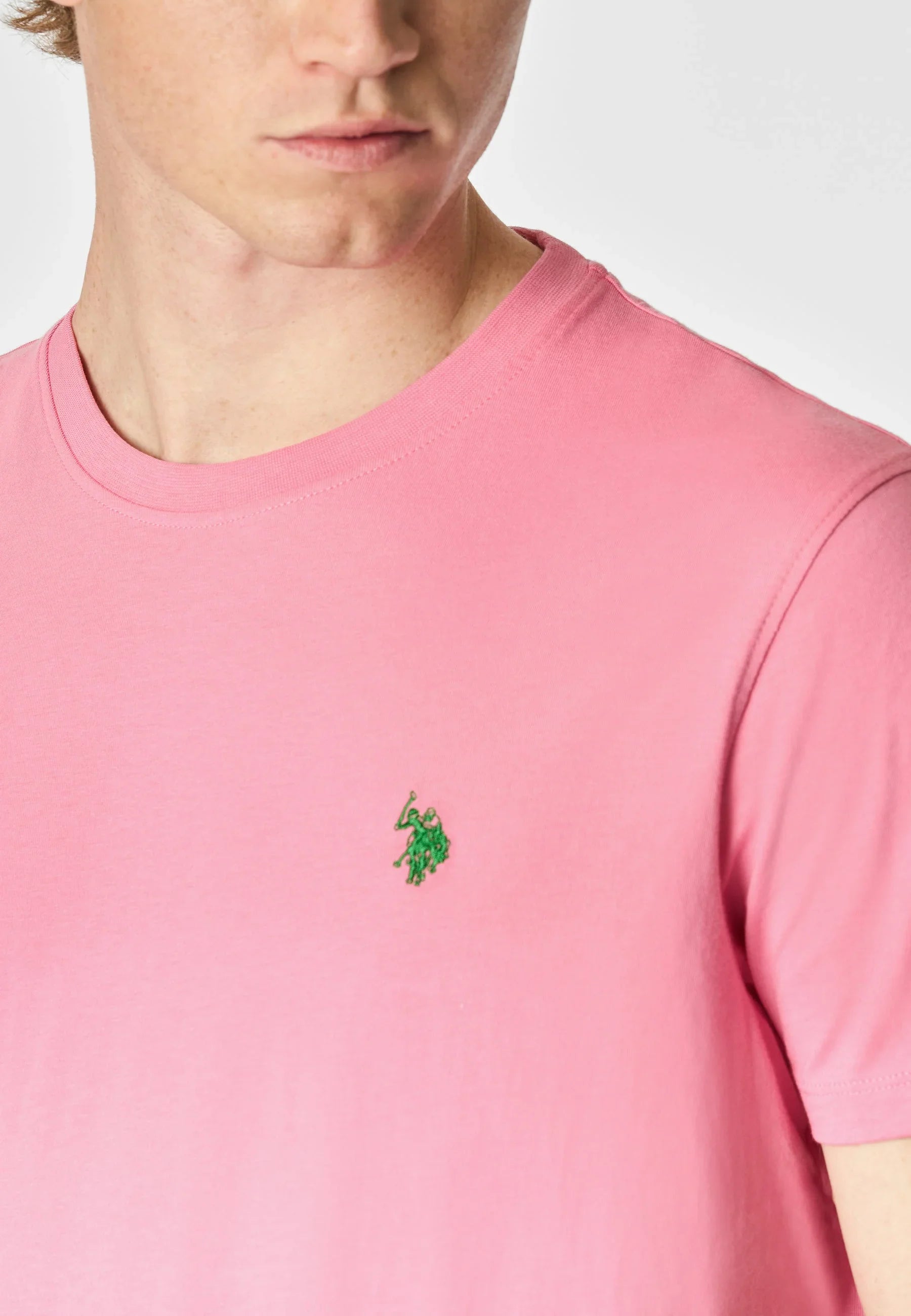 Maglietta uomo rosa in cotone con logo ricamato verde sul petto, stile casual