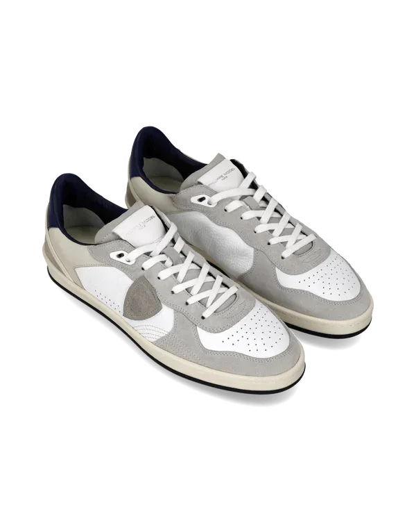 Sneakers uomo bianche e grigie in pelle e camoscio, stile casual, suola chiara.