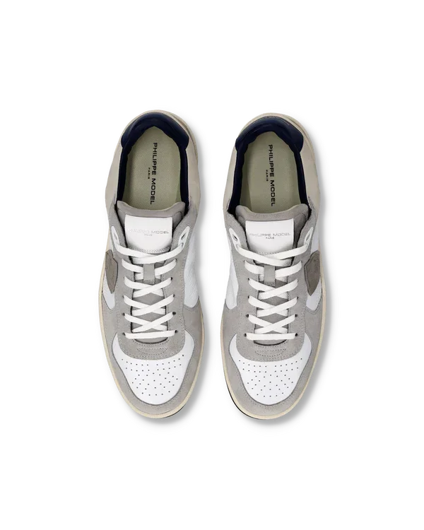 Sneakers uomo Philippe Model bianche e grigie in pelle e suede, vista dall’alto