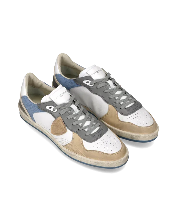 Sneakers uomo in pelle e suede bianche, beige e grigie, stile casual moderno