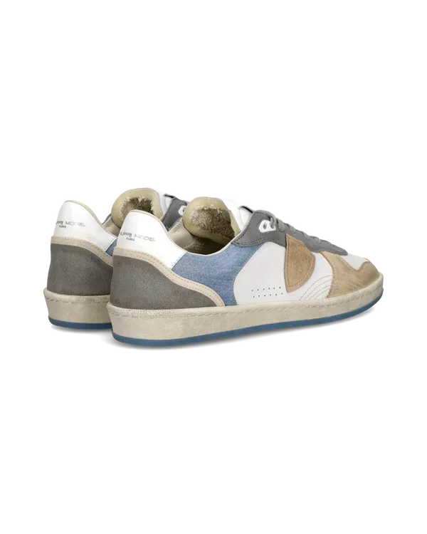 Sneakers uomo multicolore in pelle, camoscio e tessuto con dettagli grigi, blu e beige.