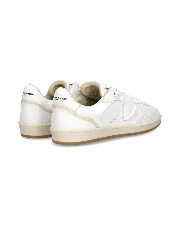 Sneakers bianche da uomo in pelle con dettagli beige e suola chiara, vista posteriore