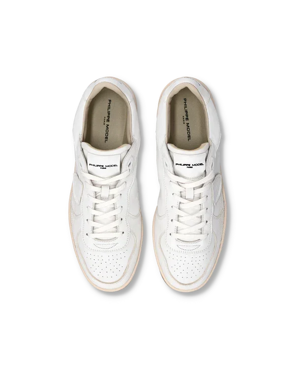 Sneakers bianche da uomo Philippe Model, pelle traforata, vista dall'alto, stile casual.