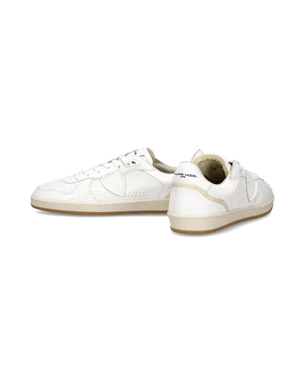 Sneakers uomo bianche in pelle con suola beige e dettagli traforati, stile casual