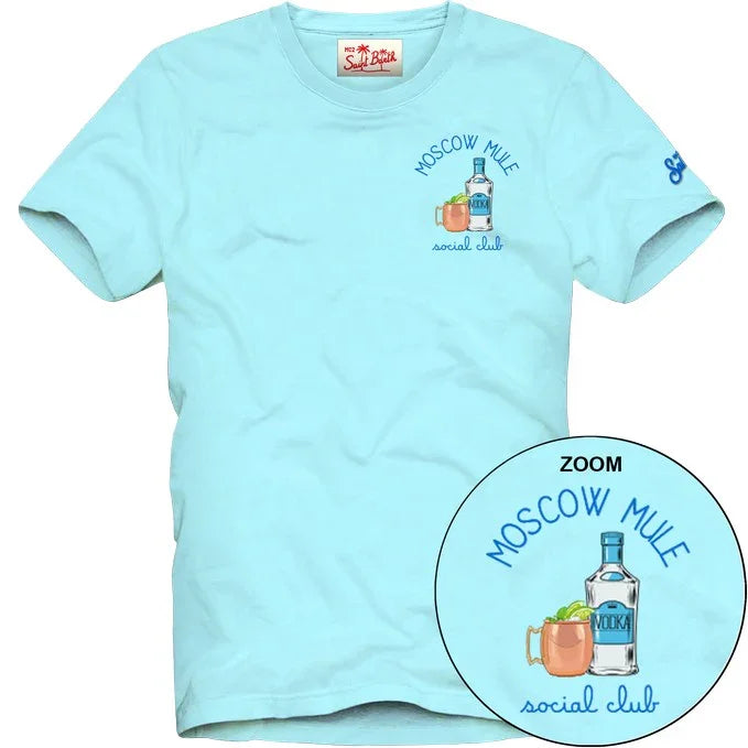 T-shirt azzurra con stampa bottiglia di vodka, bicchiere Moscow Mule e scritta 'social club'.