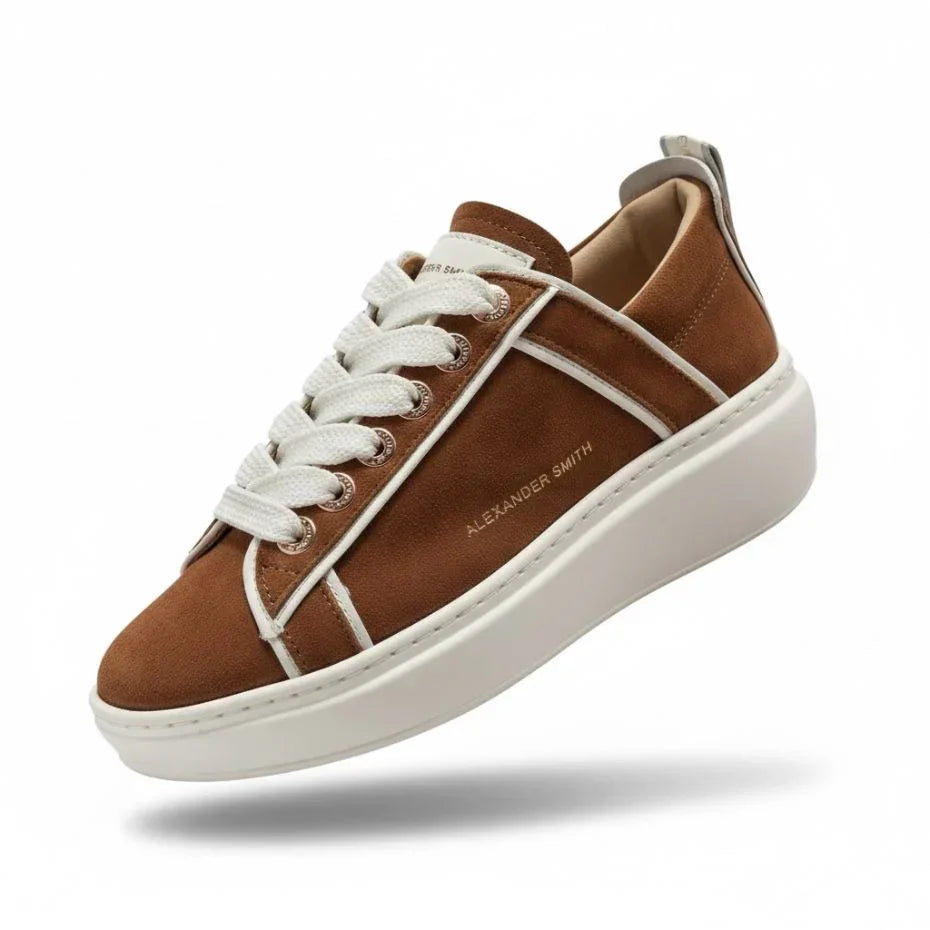 Sneaker marrone da uomo con suola bianca e lacci bianchi, stile moderno casual