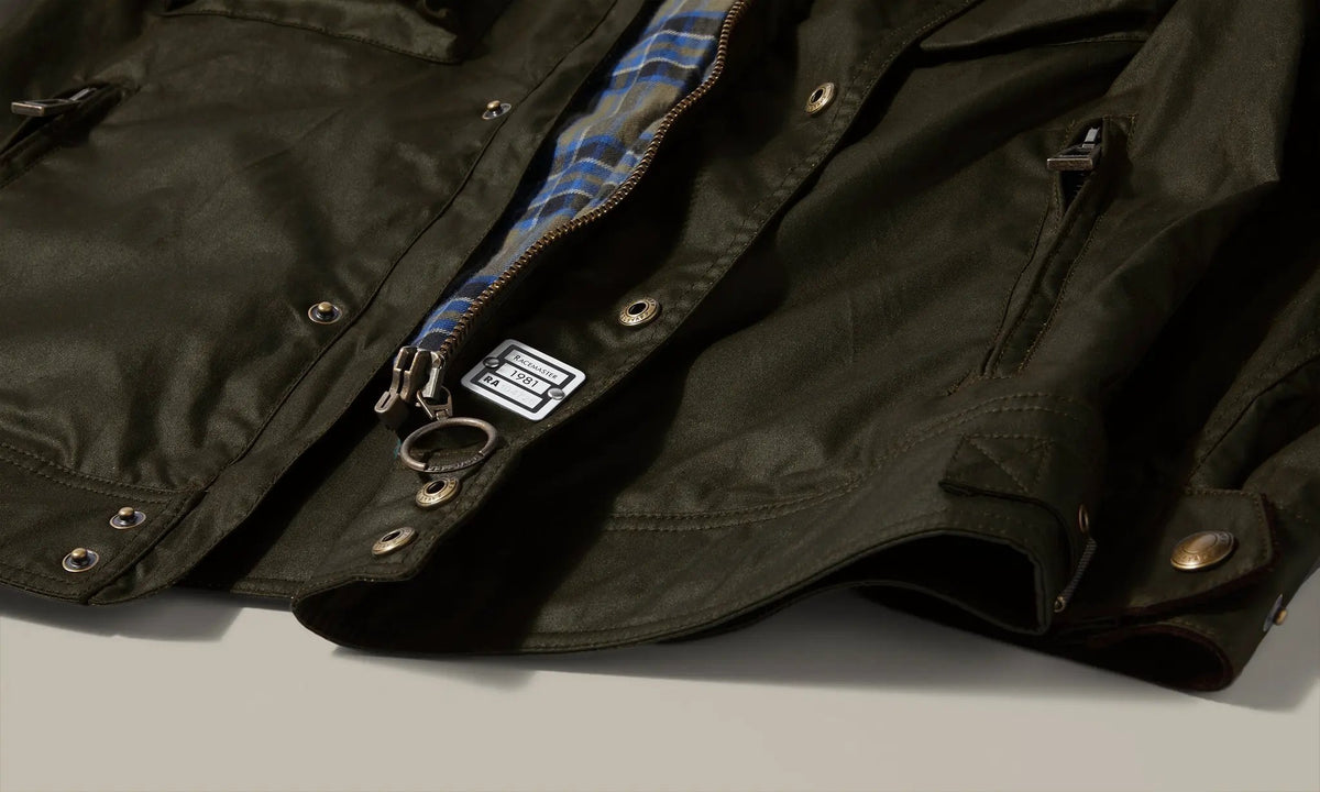 BELSTAFF Racemaster Icon Jacket Faded Olive - Dettaglio tessuto e logo manica