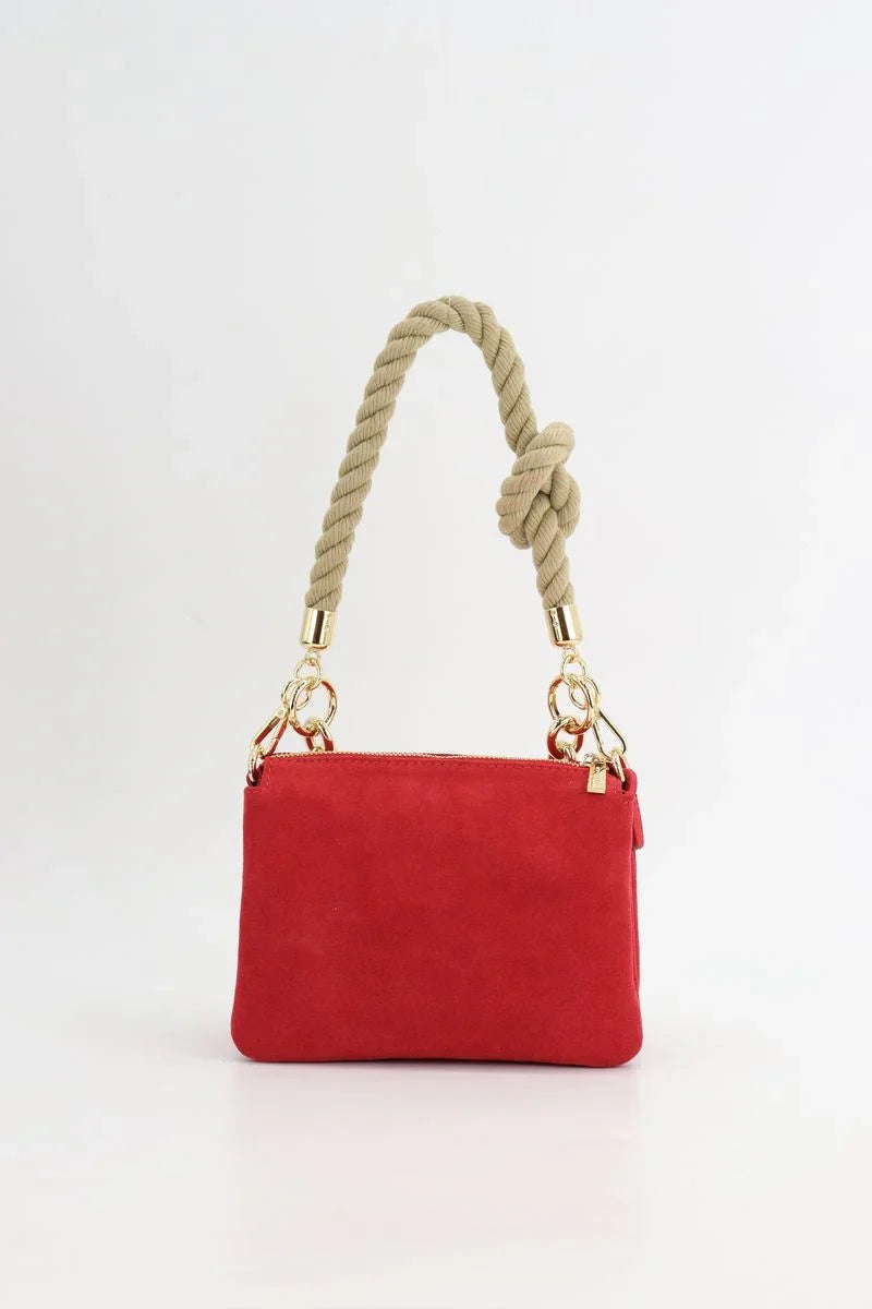 Borsa donna rossa in suede con manico in corda beige e dettagli dorati su sfondo bianco