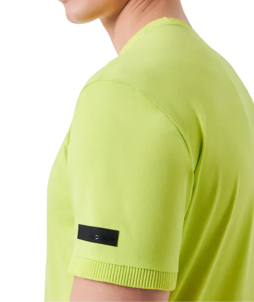 Dettaglio T-shirt uomo verde acido manica corta, etichetta nera sulla manica