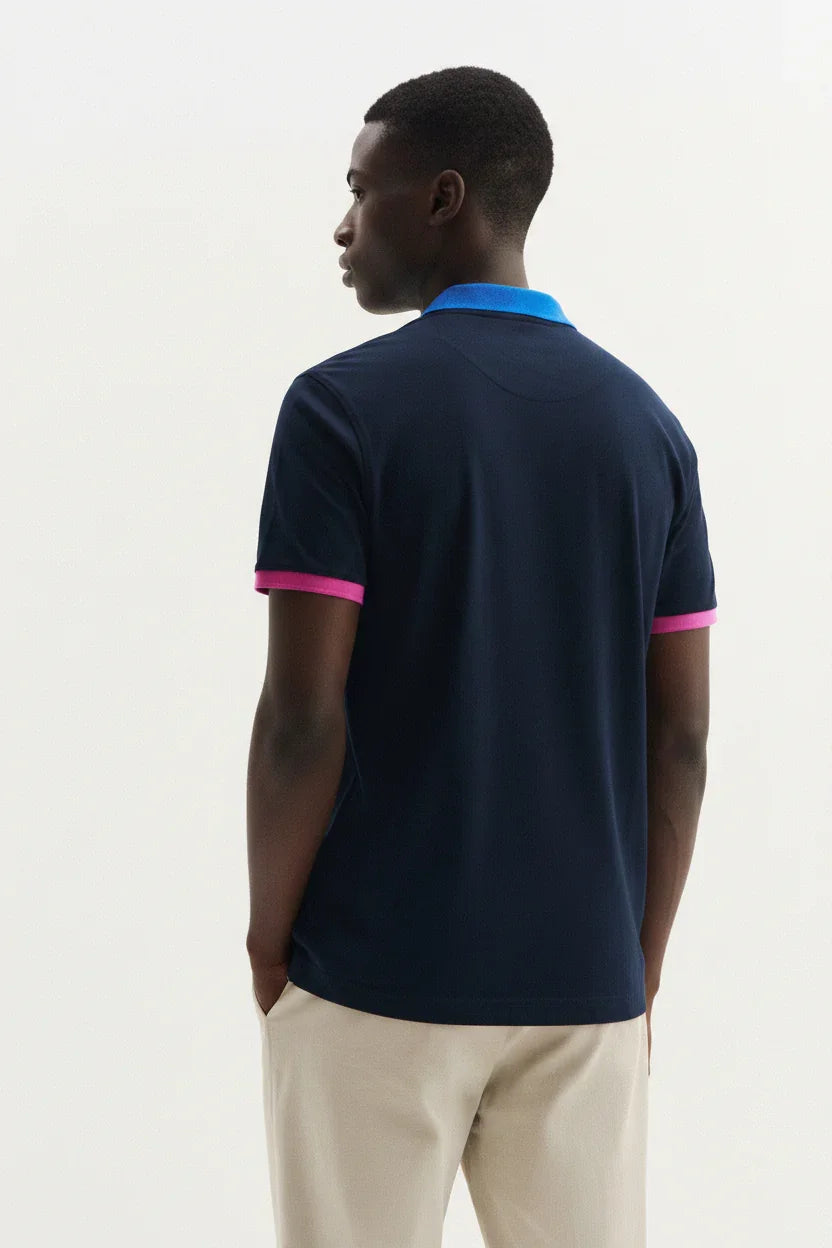 Polo uomo blu con colletto azzurro e bordi maniche fucsia, abbigliamento elegante