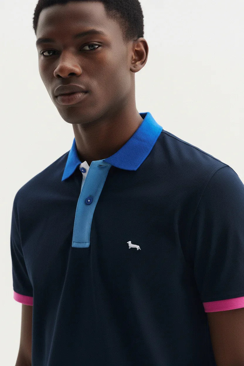 Polo uomo blu con colletto azzurro e dettagli fucsia, logo cane bianco ricamato