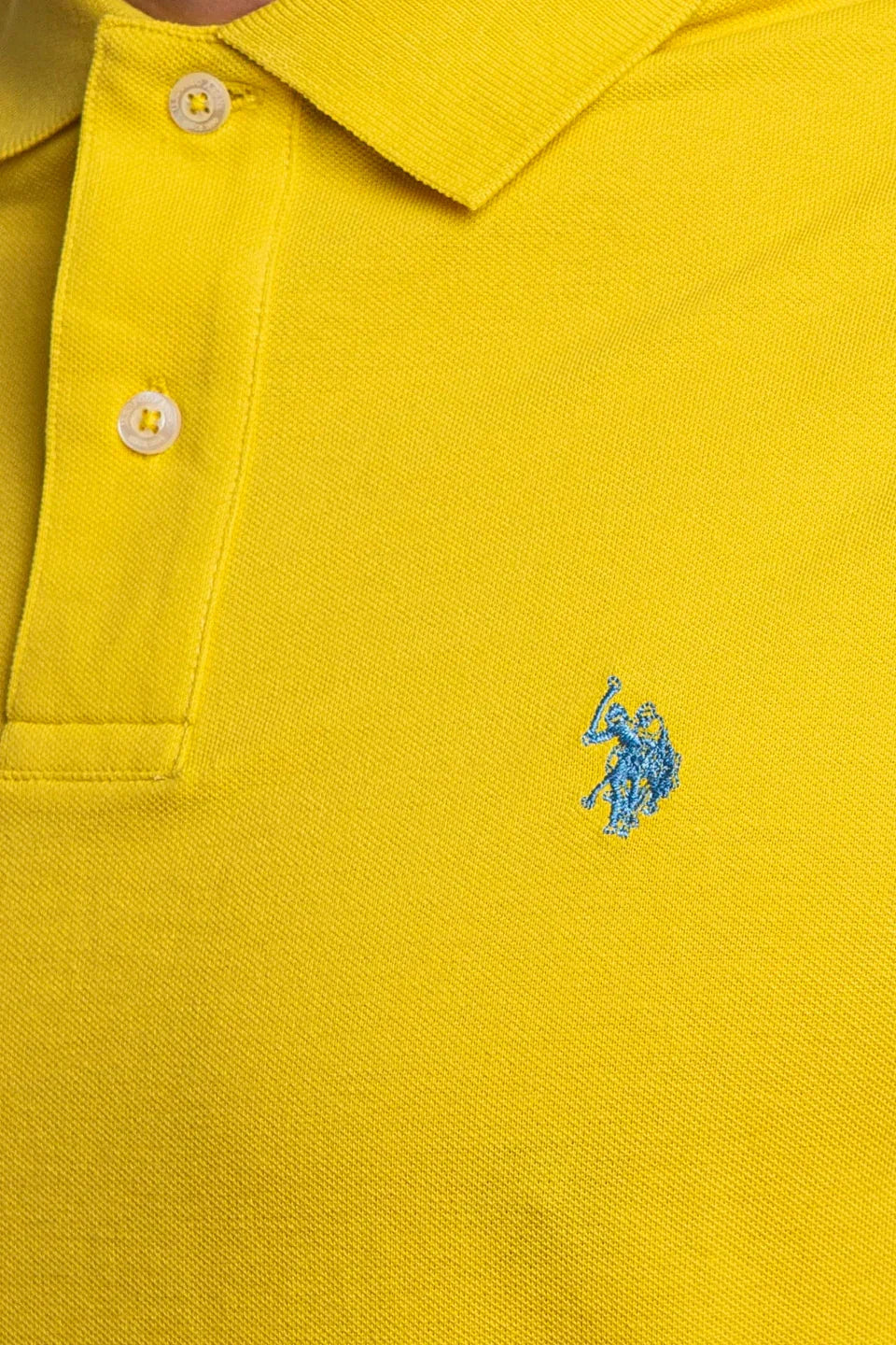 Polo uomo gialla in cotone con logo ricamato azzurro e colletto a bottoni