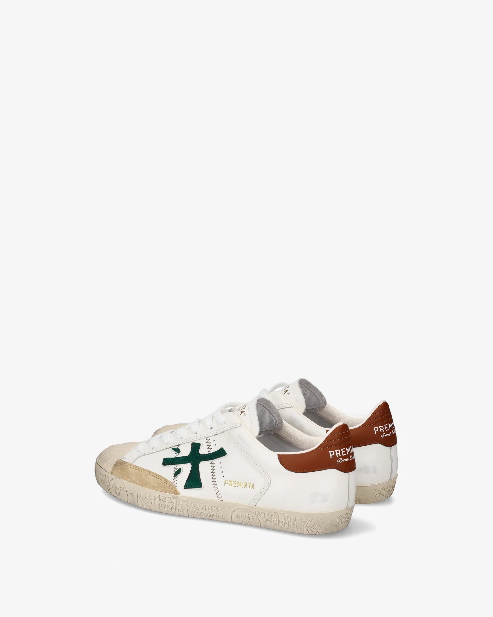 Sneakers uomo bianche con dettagli marroni e verdi, logo laterale e scritta Premiata sul tallone