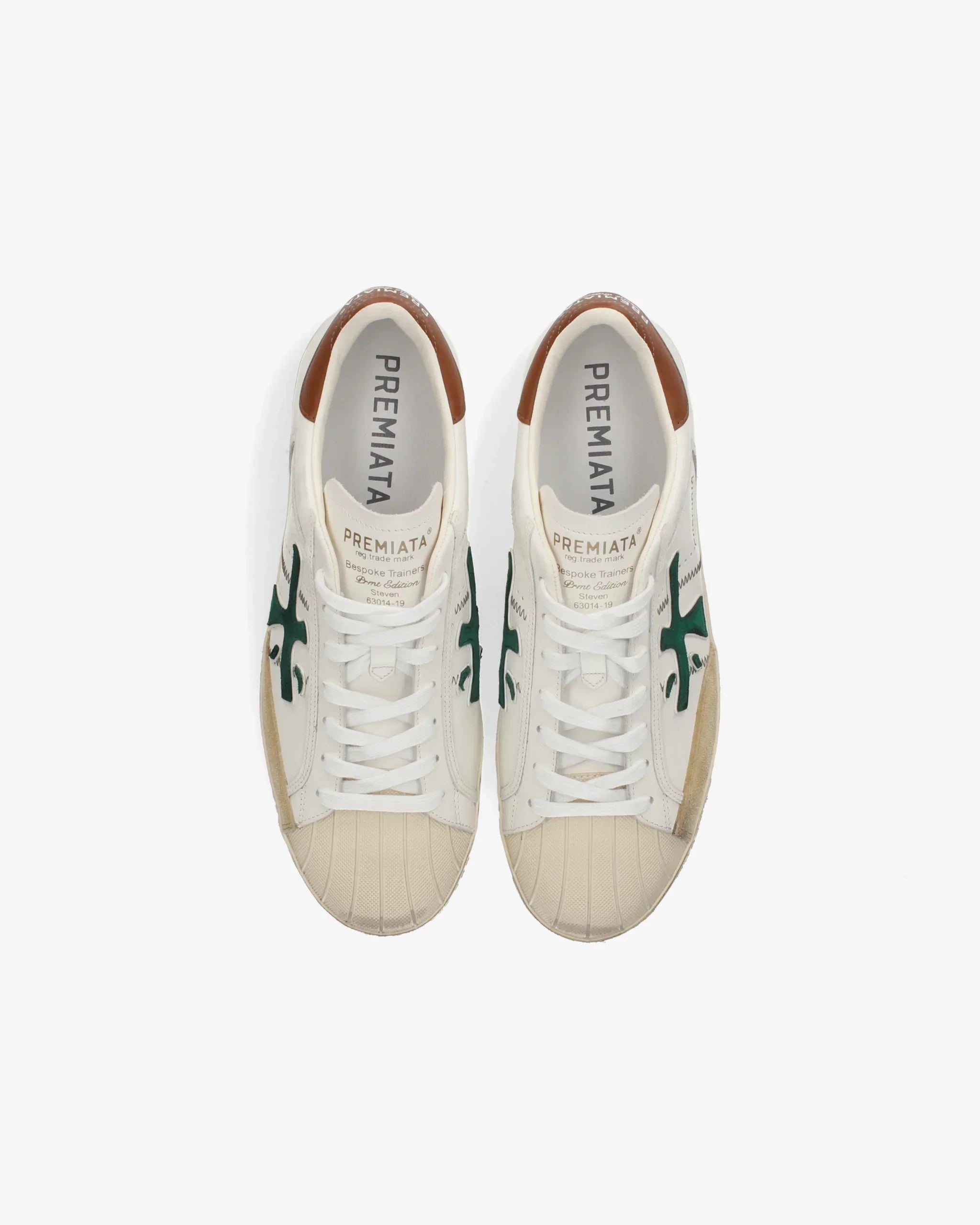Sneakers bianche Premiata da uomo con dettagli verdi e punta beige, viste dall'alto.