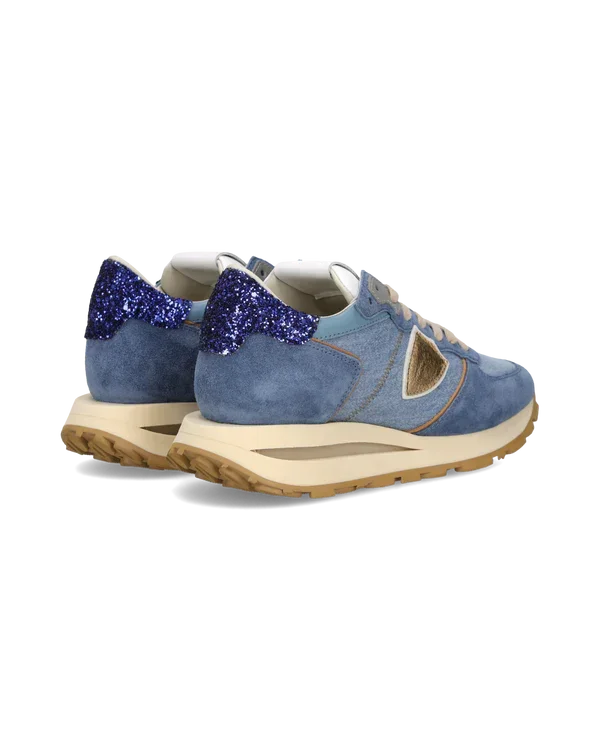 Sneakers donna in suede azzurro con inserti glitter blu e dettaglio dorato, suola beige