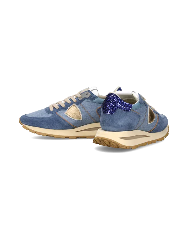 Sneakers donna suede blu con dettagli dorati e tallone glitter, suola beige, moda casual.