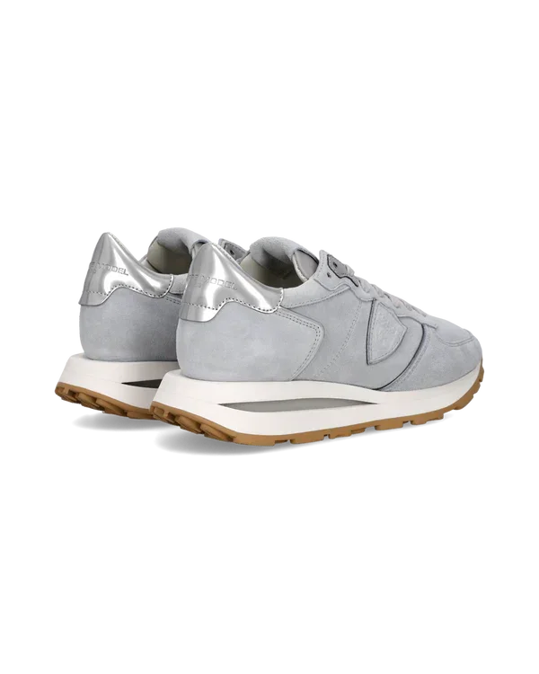 Sneakers uomo in suede grigio con dettagli in argento, suola bianca e fondo beige.
