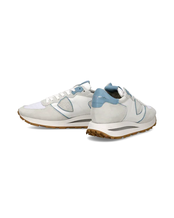 Sneakers uomo bianche e azzurre con suola in gomma, stile casual, dettagli minimal.
