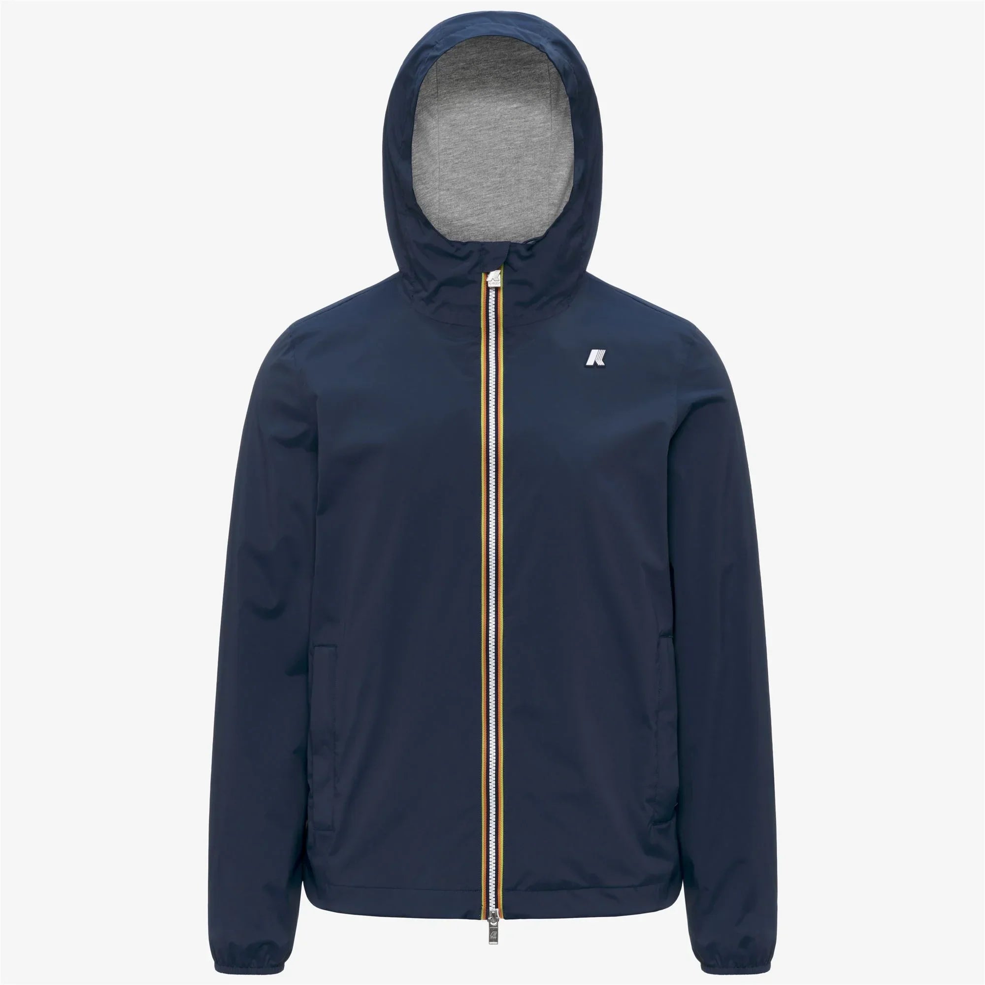 Giacca uomo con cappuccio blu navy, zip centrale e logo piccolo sul petto, stile casual.