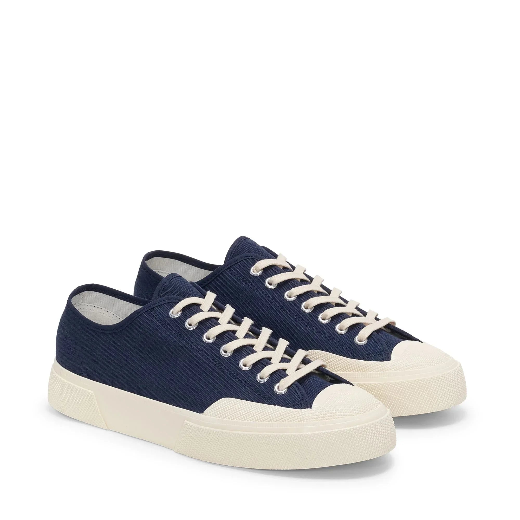 Sneakers basse uomo in tela blu con suola bianca, stile casual moderno, fondo bianco