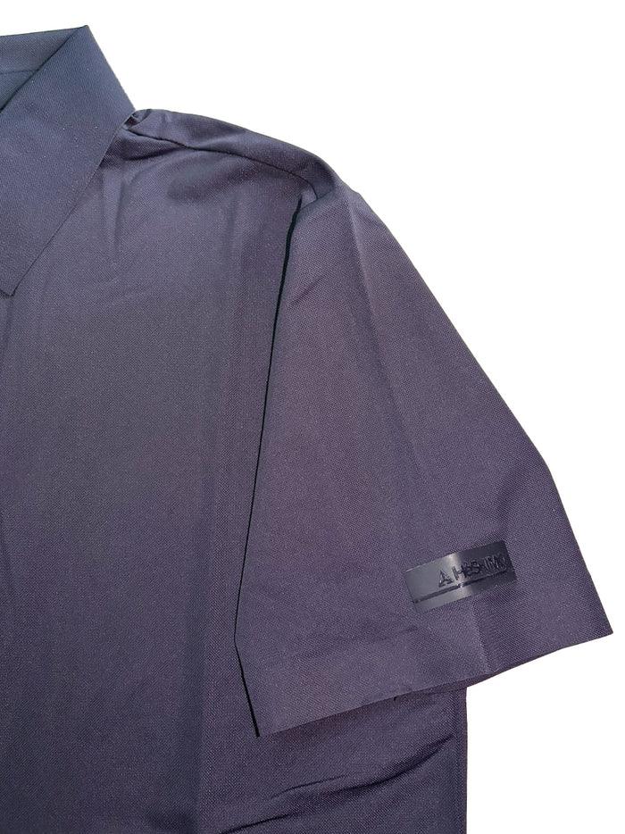 Camicia uomo manica corta blu scuro con etichetta sul braccio, stile elegante