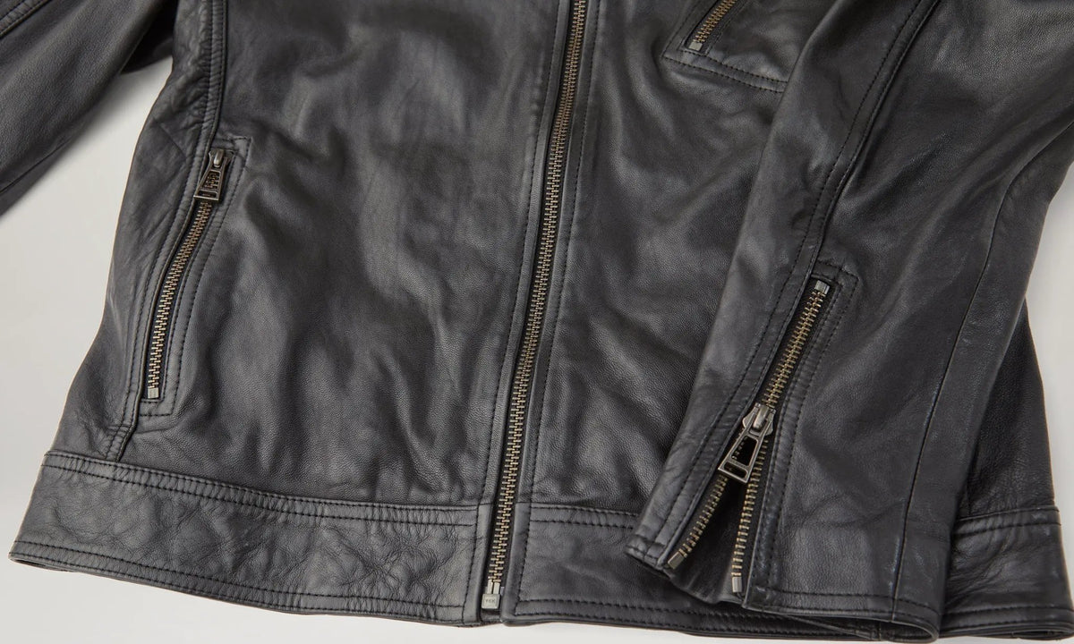 Dettaglio della tasca con zip della giacca in pelle Belstaff V Racer