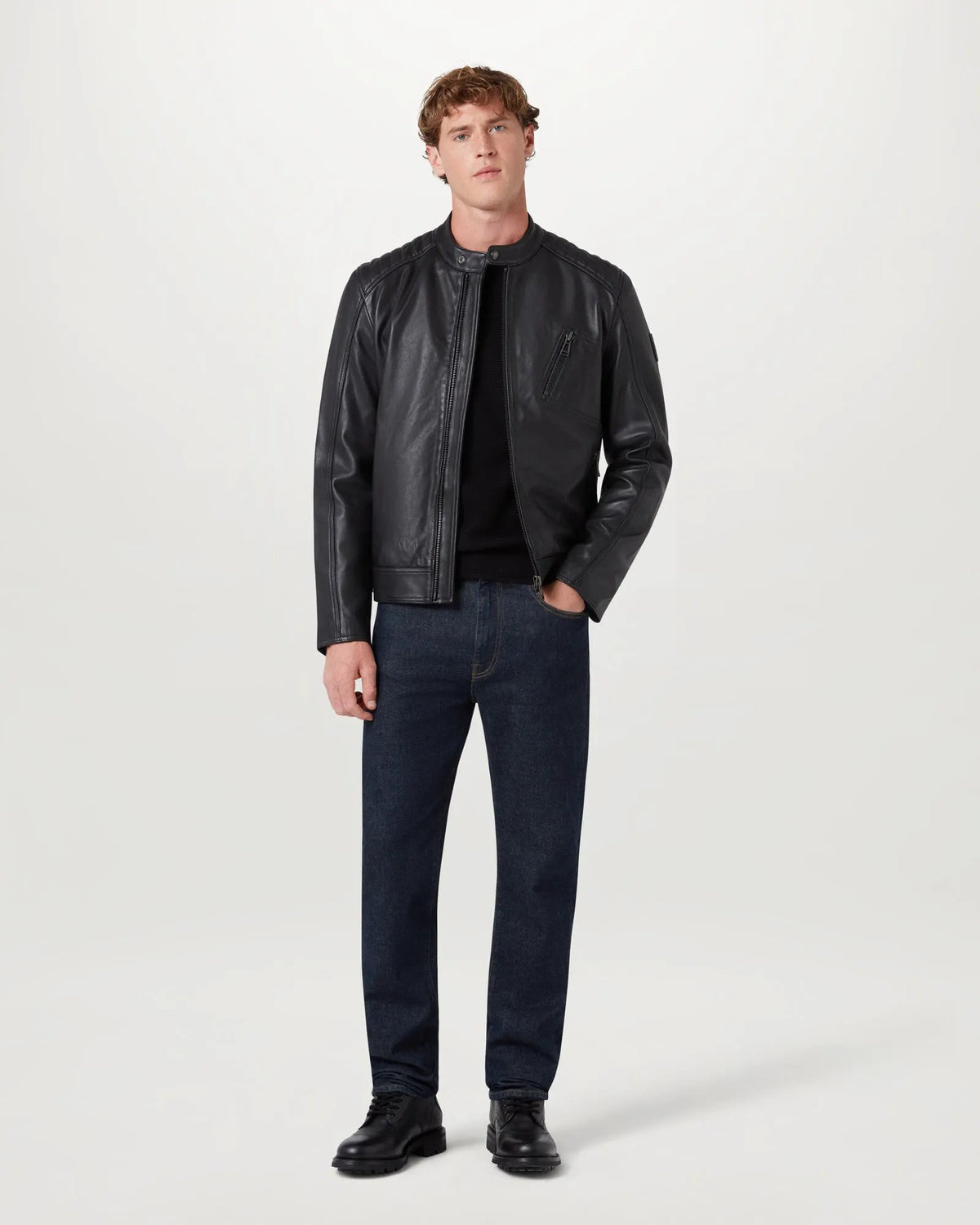 Dettaglio frontale della giacca in pelle nera V Racer Belstaff con chiusura a zip