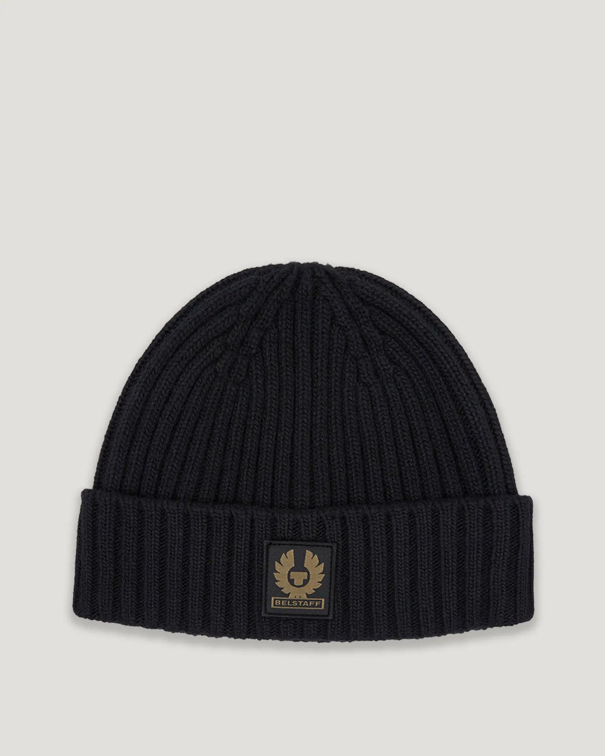 Belstaff Watch Beanie nero (mod. 100067BLACK) in lana d'agnello, lavorazione a coste con risvolto e patch logo frontale.