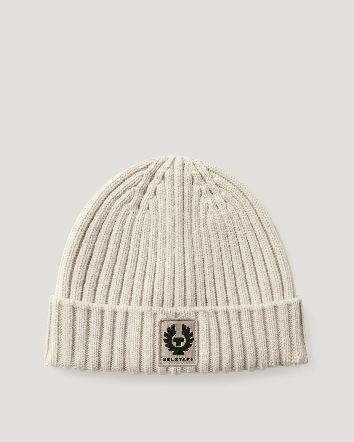 Belstaff Watch Beanie Hat in lana vergine Pale Stone - Fronte con patch logo Phoenix