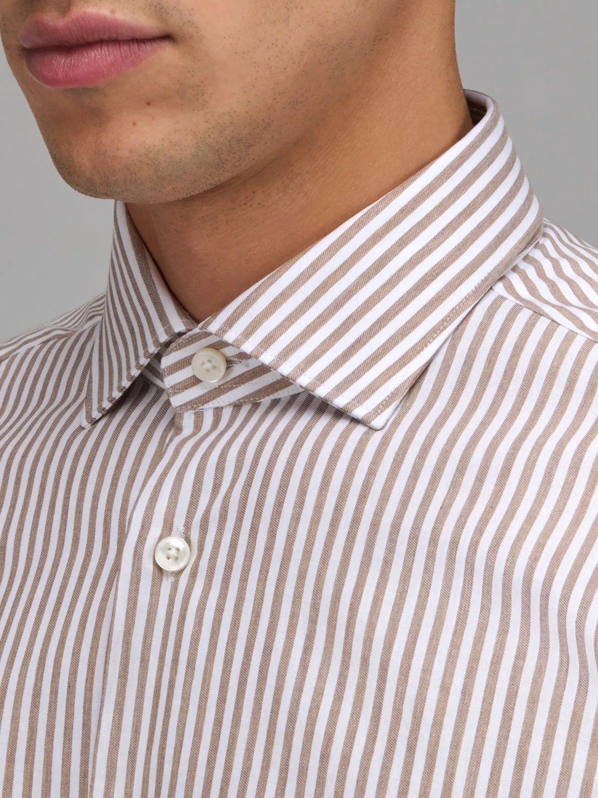 Camicia da uomo Xacus a righe in twill color ocra/cammello e bianco - Vista posteriore