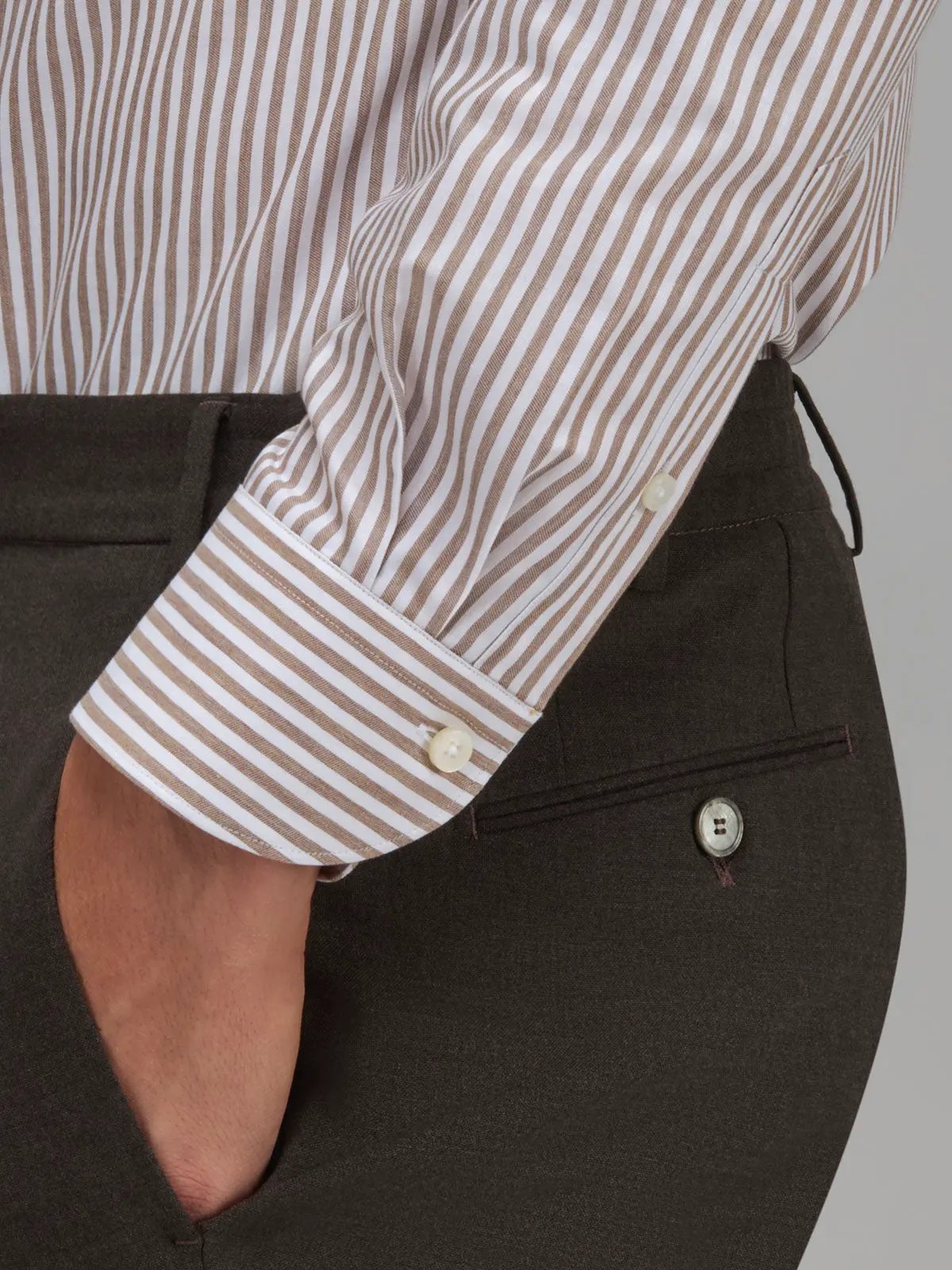 Dettaglio polsino e manica camicia Xacus No-Stiro righe cammello