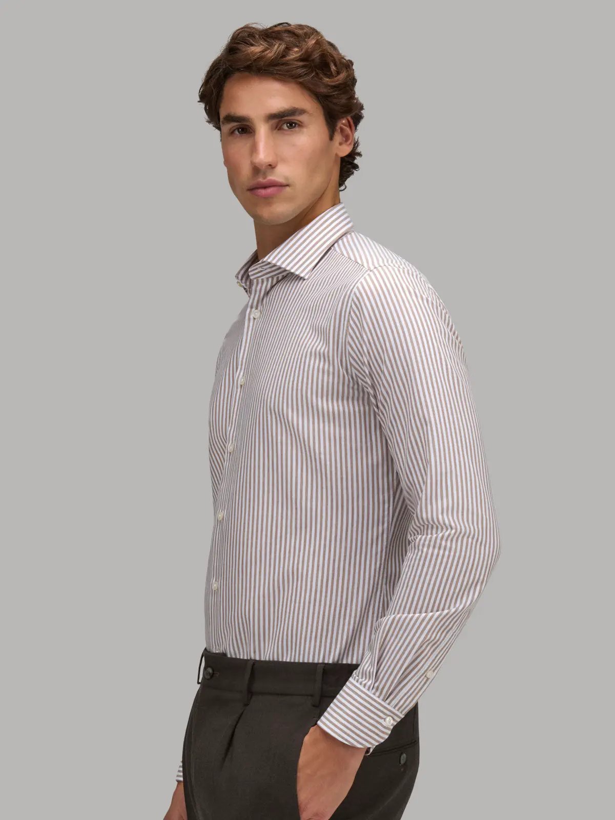 Dettaglio bottoni e finiture camicia Xacus rigata cammello/bianco