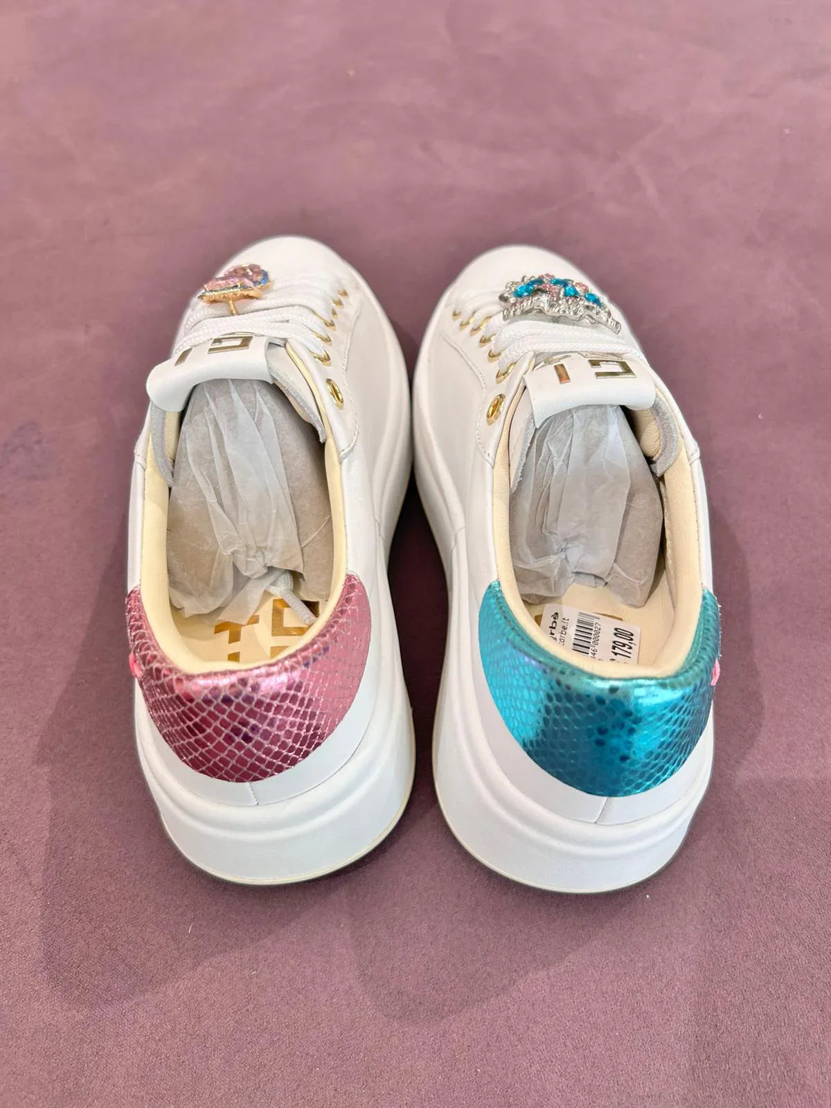 Sneakers donna bianche con dettagli rosa e azzurro effetto pitone, decorazioni gioiello.