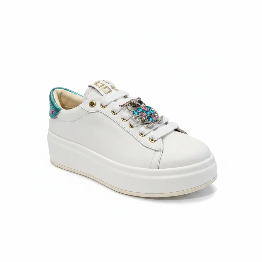 Sneaker donna bianca con suola platform e decorazione gioiello colorata sui lacci